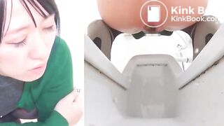 Ansikte och man ser när hon pressar ut bajset