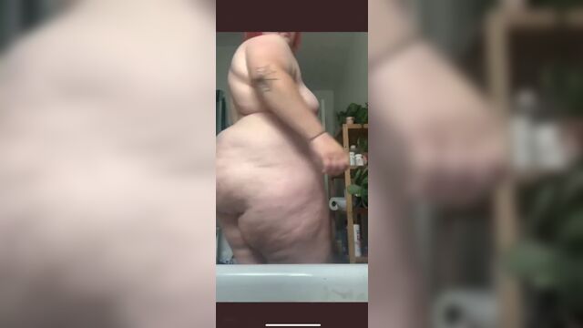 Big fat bum shits a load