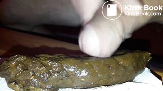 Je fais un beau boudin brun, je renifle, je goûte et je crache mon foutre