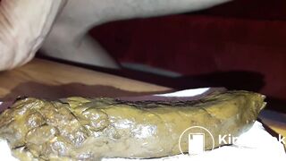 Je fais un beau boudin brun, je renifle, je goûte et je crache mon foutre