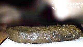 Je fais un beau boudin brun, je renifle, je goûte et je crache mon foutre