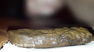 Je fais un beau boudin brun, je renifle, je goûte et je crache mon foutre