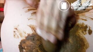 Pipi caca dans une sale culotte, je jouis en écrasant ma crotte