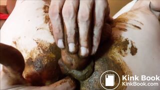 Pipi caca dans une sale culotte, je jouis en écrasant ma crotte