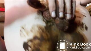 Pipi caca dans une sale culotte, je jouis en écrasant ma crotte