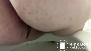 Fat Girl Struggles to Shit