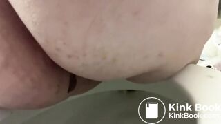 Fat Girl Struggles to Shit