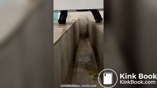 The girl defecated heavily in the toilet 3