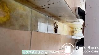 The girl defecated heavily in the toilet 2