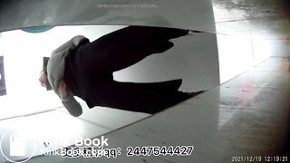 Women defecate heavily in the toilet