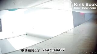 Women defecate heavily in the toilet