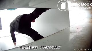 Women defecate heavily in the toilet