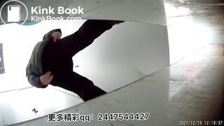 Women defecate heavily in the toilet