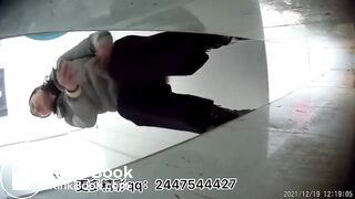 Women defecate heavily in the toilet