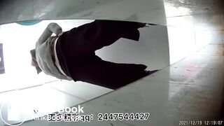 Women defecate heavily in the toilet