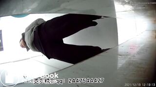 Women defecate heavily in the toilet