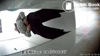 Women defecate heavily in the toilet