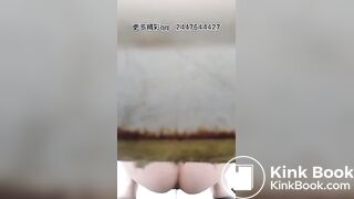Women defecate heavily in the toilet