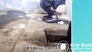 Women defecate heavily in the toilet