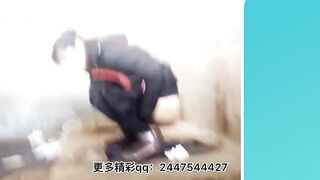 Women defecate heavily in the toilet