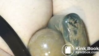 Stotende dildo neukt de darmen uit mijn reet