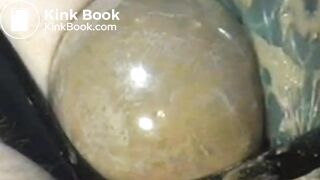 Stotende dildo neukt de darmen uit mijn reet