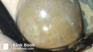 Stotende dildo neukt de darmen uit mijn reet