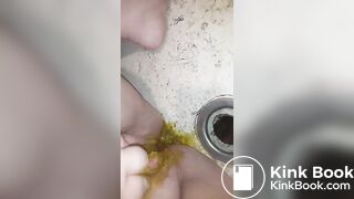 fat slut tries rubbing scat in pussy