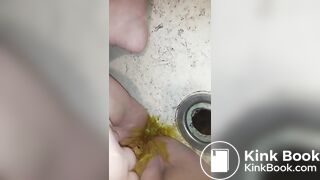 fat slut tries rubbing scat in pussy