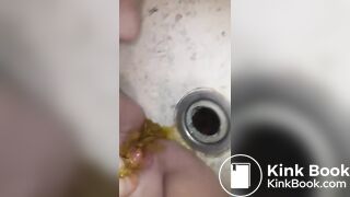 fat slut tries rubbing scat in pussy