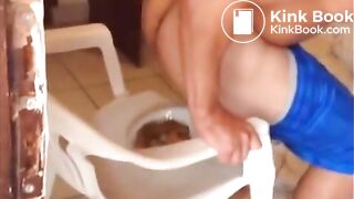 Hot guy shitting and pissing on plate