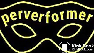 Zwei Dominas erziehen ihn zur Toilette