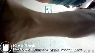 Chinese women poop in toilets3