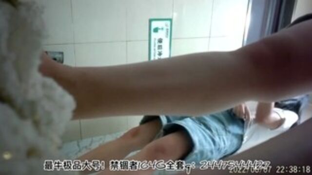 Chinese women poop in toilets3