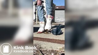 Crappy walk in Women’s Sneakers