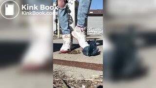 Crappy walk in Women’s Sneakers