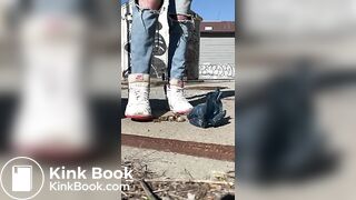 Crappy walk in Women’s Sneakers