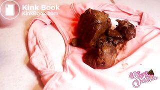 Sexy babe shits in her pink panties and shows off