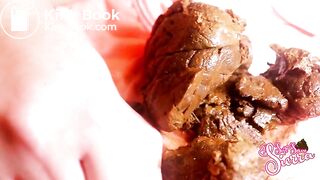 Sexy babe shits in her pink panties and shows off