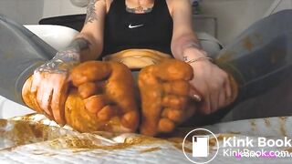 Hot Girl Shitting on her bare sexy feet