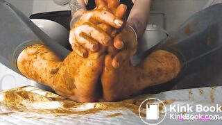 Hot Girl Shitting on her bare sexy feet