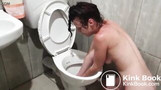 Human toilet pisses on her head by herself