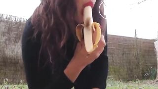 Outdoor shitting and eating