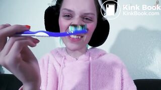 Maria Anjel shit toothpaste