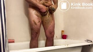 Scat piggie in bathtub