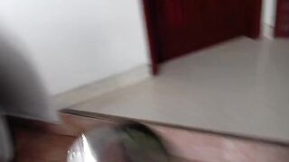 me llego de sorpresa mi novia y terminamos follando en la sala