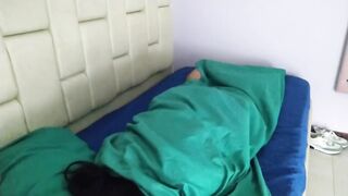 en lo que me masturbo entra mi hermanastra para quedarse conmigo, y termino follando con ella