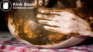 Je m'amuse avec mon sexe contre mon cul sale, je me chie sur la bite, j'élate tout