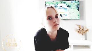 Разговаривает со своим оленем по телефону, пока ее милый ротик занят моим членом