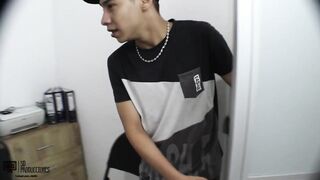 Me follo a mi empleado para satisfacer sus necesidades sexuales - Porno en Español